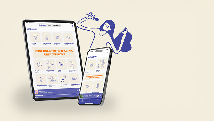 Ein Smartphone mit geöffneter App-Oberfläche, die Musikrubriken wie „Herbst“, „Kita-Start“, „Morgenkreis“ und „Happy Birthday“ zeigt. Im Hintergrund eine stilisierte Figur mit Mikrofon.