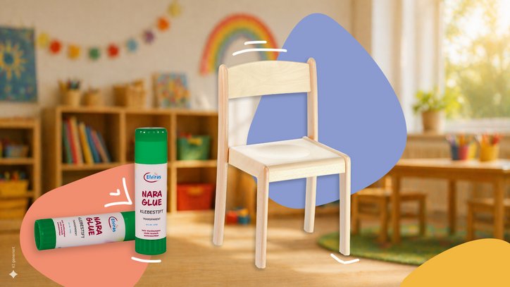 Illustration mit bunten Bastelmaterialien, Kinderstuhl und Spielzeug in einer freundlich gestalteten Kita-Umgebung.