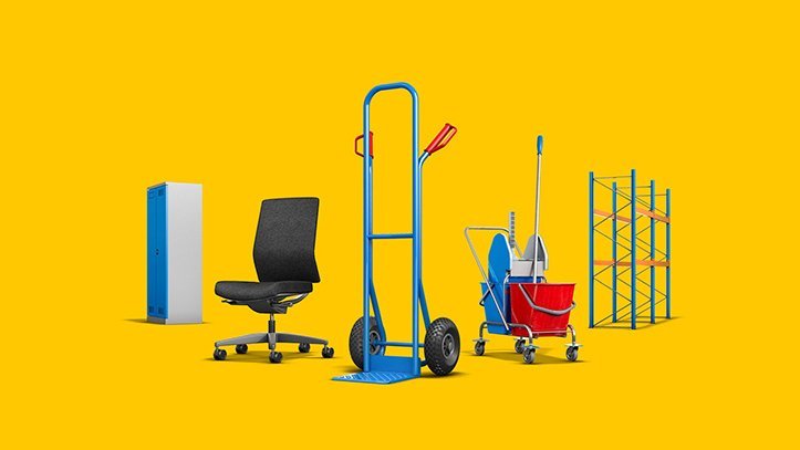 Fünf Arbeits- und Betriebseinrichtungsgegenstände vor gelbem Hintergrund: ein Aktenschrank, ein Bürostuhl, eine Sackkarre, ein Reinigungswagen mit Wischmopp und ein Lagerregal.