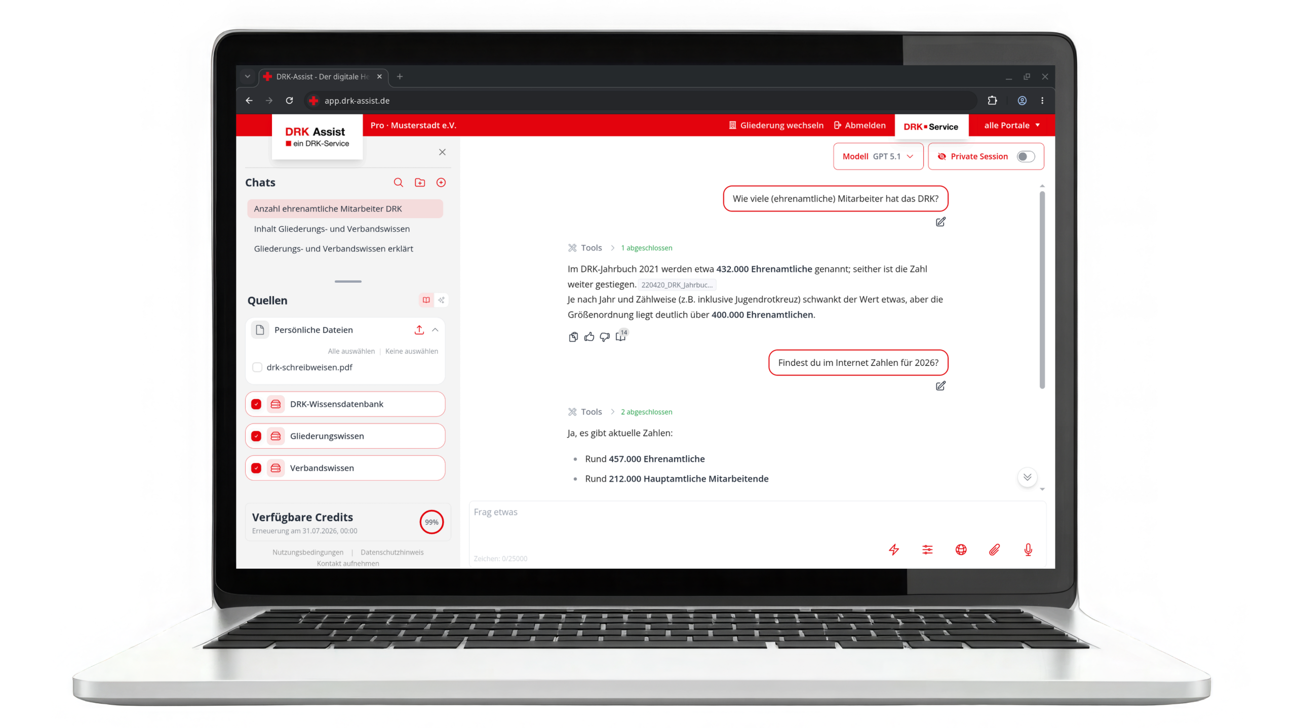 Das Bild zeigt einen aufgeklappten Laptop. Das Dashboard des DRK-Assist, der KI für das DRK, ist zu sehen. 