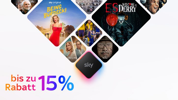Werbegrafik des Streaminganbieters Sky. In der Mitte ein schwarzes Sky-Gerä. Links darum angeordnet verschiedene Bilder von Serien, Sport und Filmen. Rechts unten der Schriftzug: „bis zu Rabatt 15 %“.
